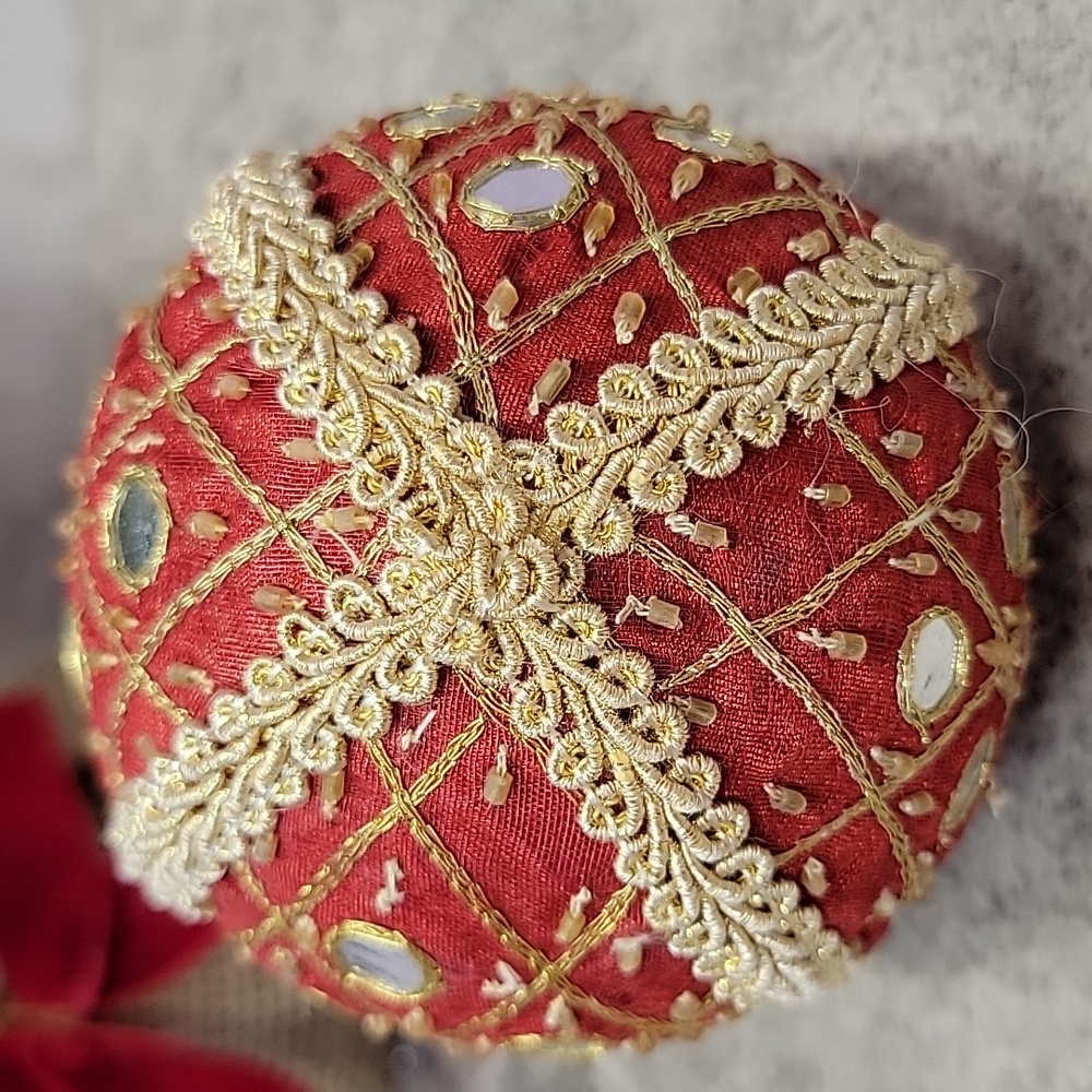 Large Vintage red fabric ornament with beads & mirrors - Picture 4 of 5